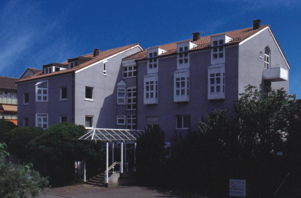 een groot gebouw met een solarium ervoor bij Cascade in Stuttgart