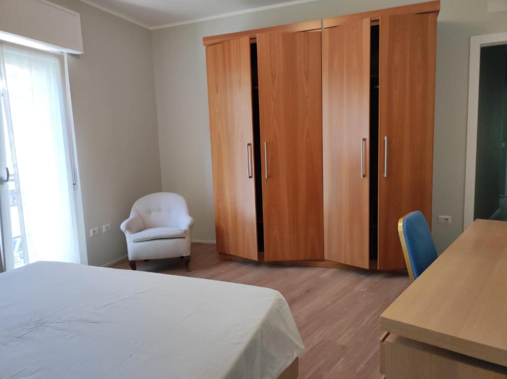 Łóżko lub łóżka w pokoju w obiekcie Casa Botta. Ampio appartamento luminoso e confortevole