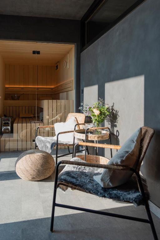 a room with two chairs and a table with at De Weldoeninge in Wingene