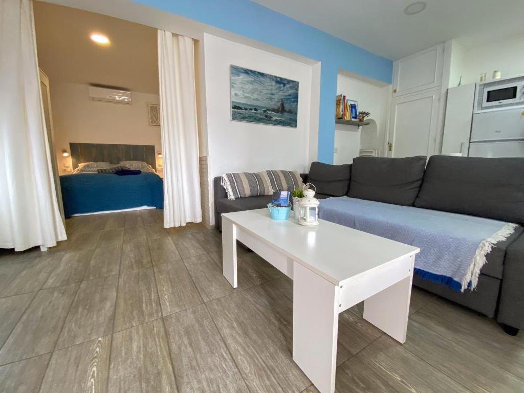 a living room with a couch and a table at La Casa de Yiyi in San José