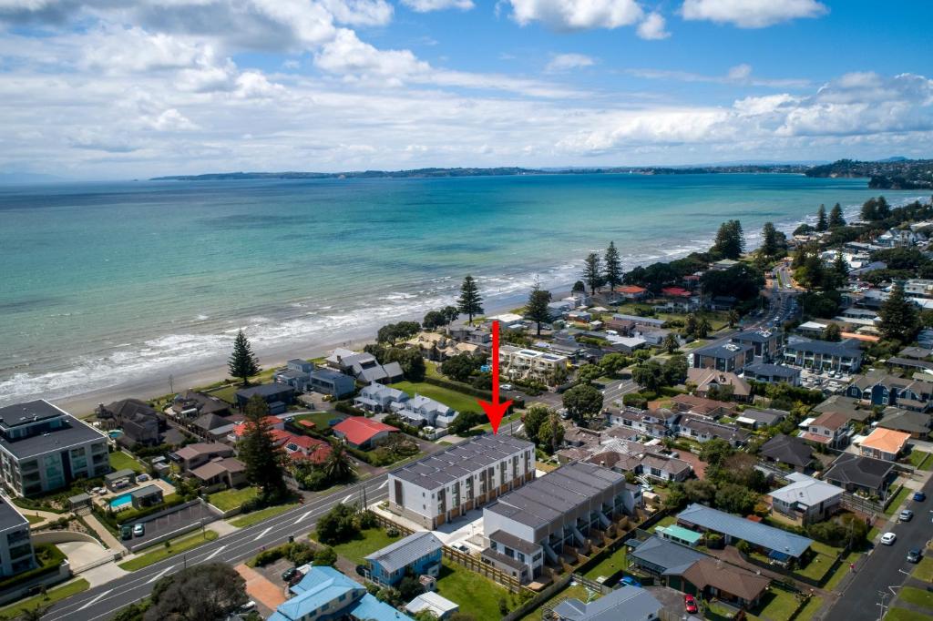 una vista aerea di una città vicino alla spiaggia di Coastal Paradise - Orewa Holiday Home a Orewa