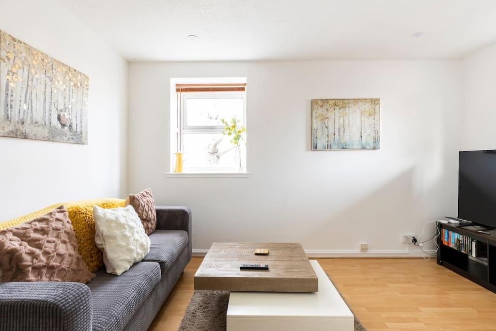 Modern home near Airport & Windsor, Egham (updated prices 2024)