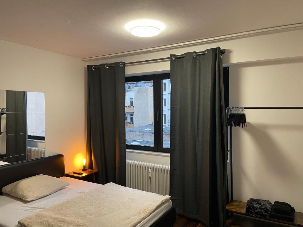 1 dormitorio con cama y ventana en Music Residence, en Saarbrücken