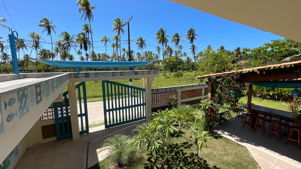 uitzicht vanaf het balkon van een resort met palmbomen bij Canoa Azul in Garapuá