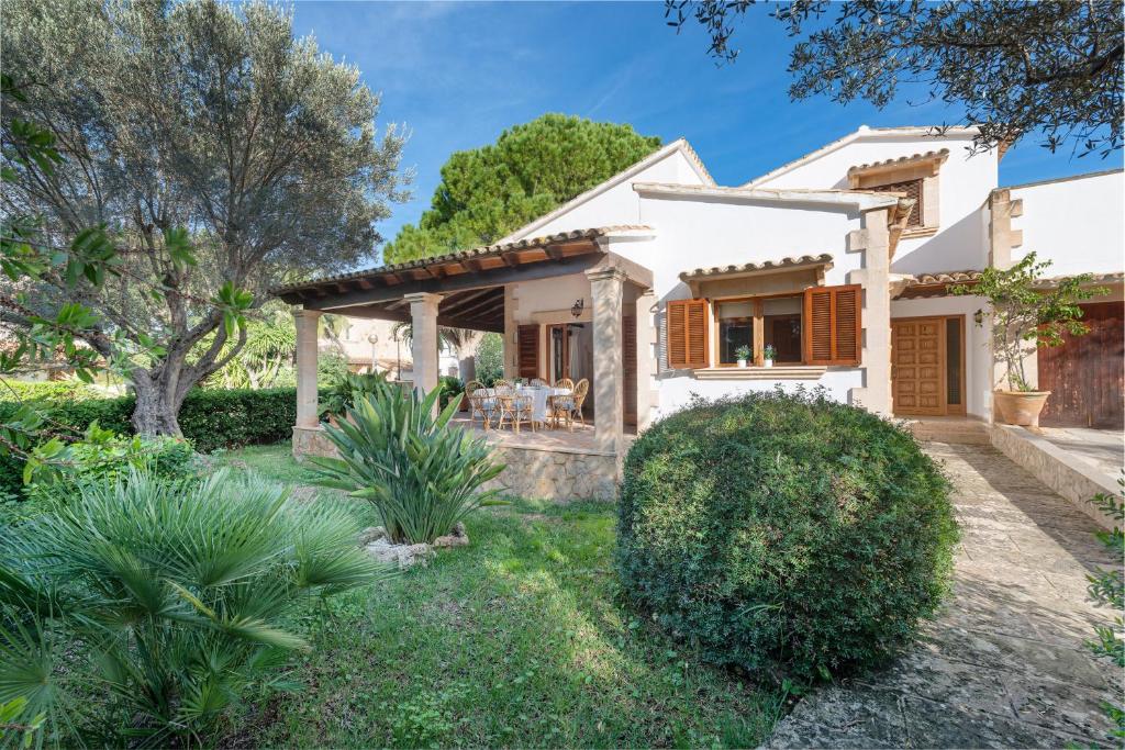 a white house with a garden and trees at Chalet Son Gomila in the North of Mallorca in Cielo de Bonaire 