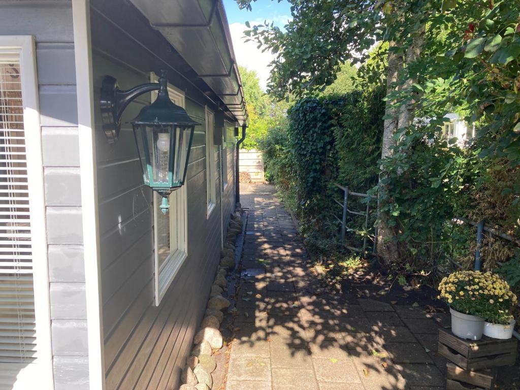 een loopbrug naast een huis met een licht aan de zijkant bij Mingo Hideout in Matsloot