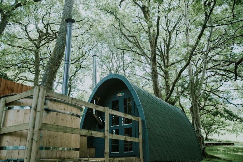 einem grünen Kuppelhaus mit einem Holzzaun in der Unterkunft Oak SPECIAL WINTER OFFERS - Hot tub & Log burner in Barmouth