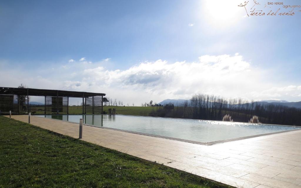einen Pool mit Pavillon neben einem See in der Unterkunft Agriturismo Terra Del Vento in Genazzano