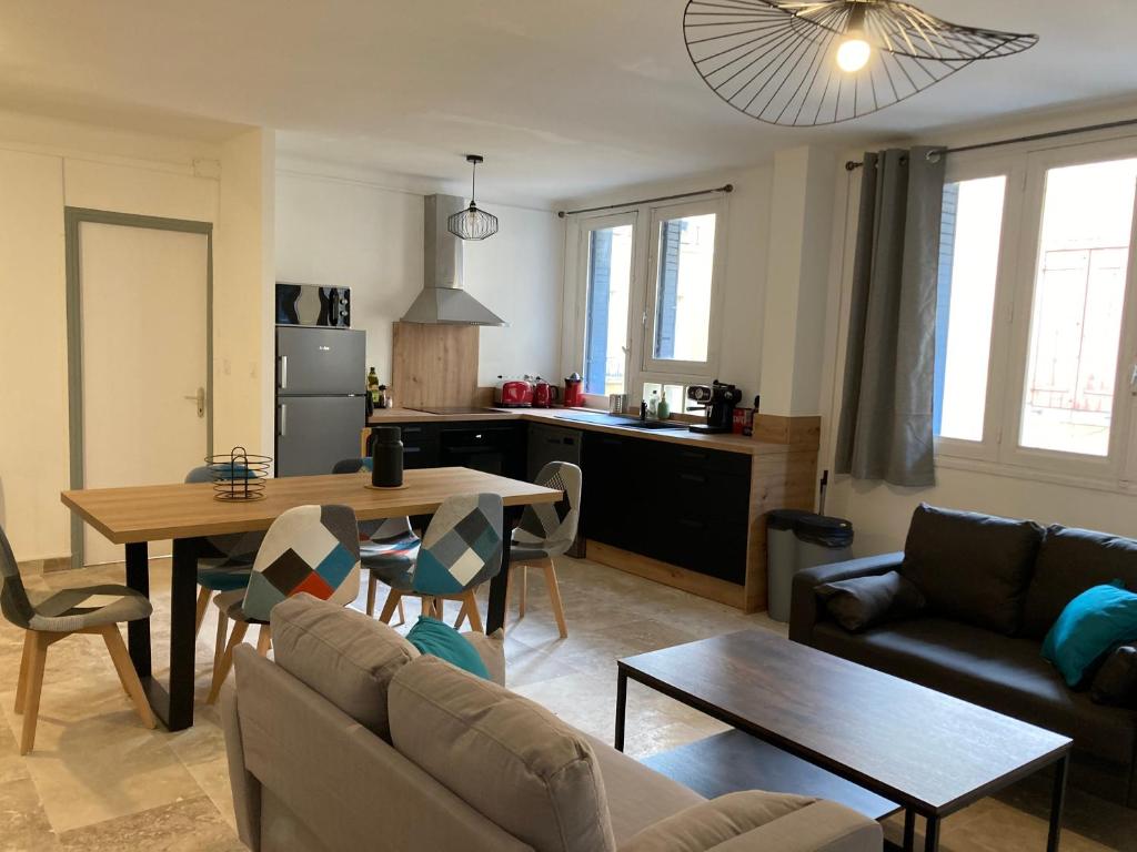 un salon avec un canapé et une table dans l'établissement CARC'APPART Appartements à Carcassonne, à Carcassonne
