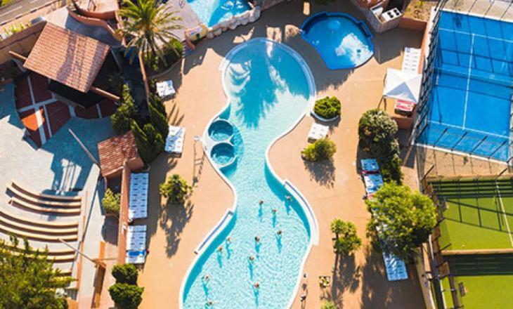 an overhead view of a swimming pool at a resort at Mobilhome NEUF Mar estang Accès Plage in Canet-en-Roussillon