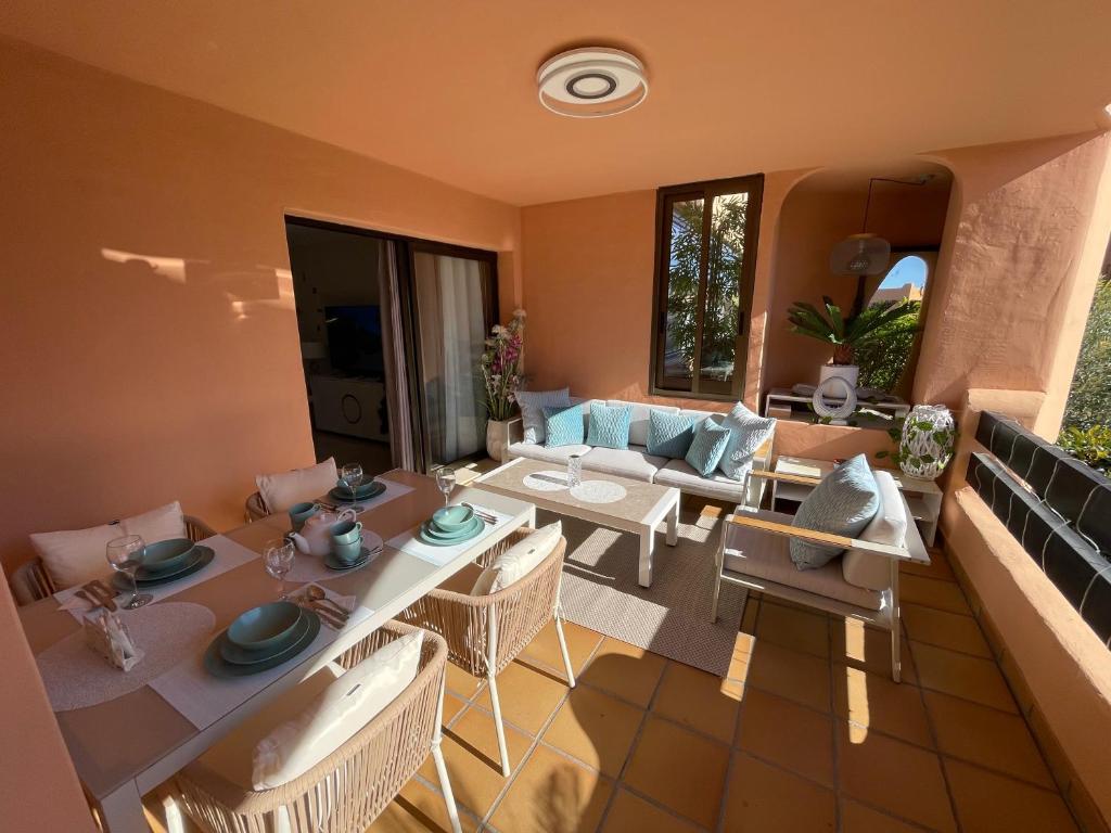 Posedenie v ubytovaní Casares Beach Golf Apartment With Private Garden Direct Pool Access