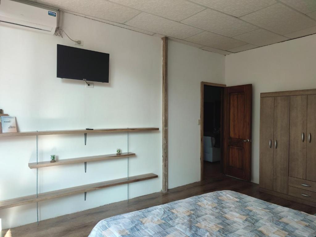 Postel nebo postele na pokoji v ubytování ROOM COLIBRÍ - La Casa de Eros