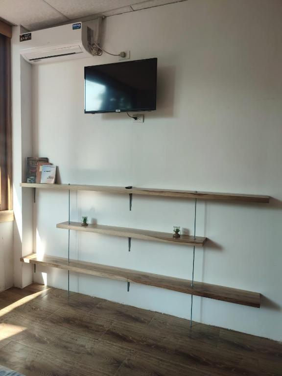 TV a/nebo společenská místnost v ubytování ROOM COLIBRÍ - La Casa de Eros