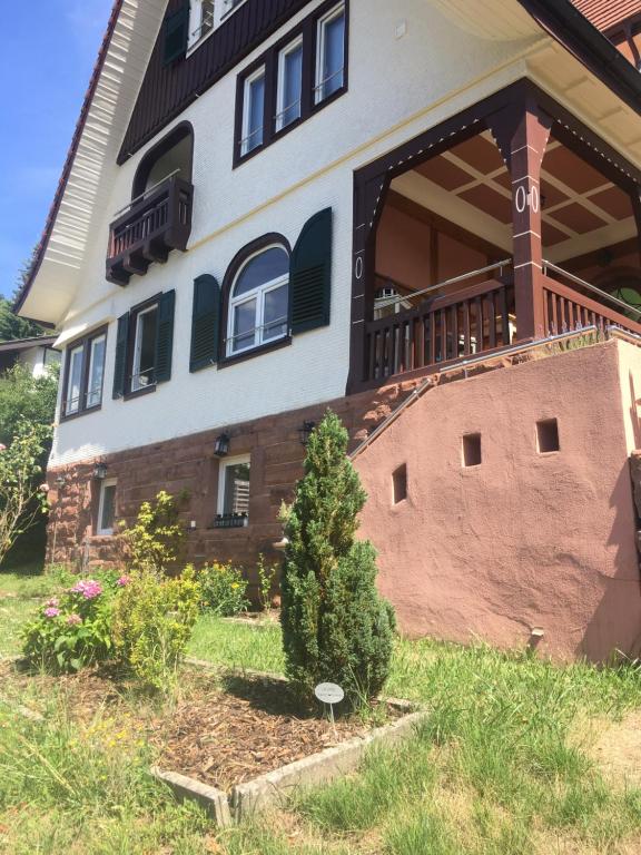 Familienglück im Schwarzwaldhaus mit Schlossblick - Huis Met Zes Slaapkamers