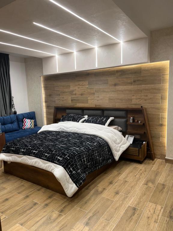 um quarto com uma cama grande e um sofá azul em شقه فندقيه VIP no Cairo