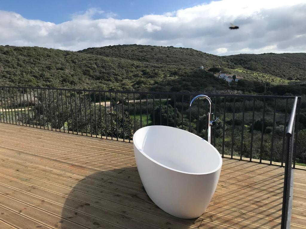 bañera en la parte superior de una terraza de madera en Nature&Soul - MAR en Vila do Bispo