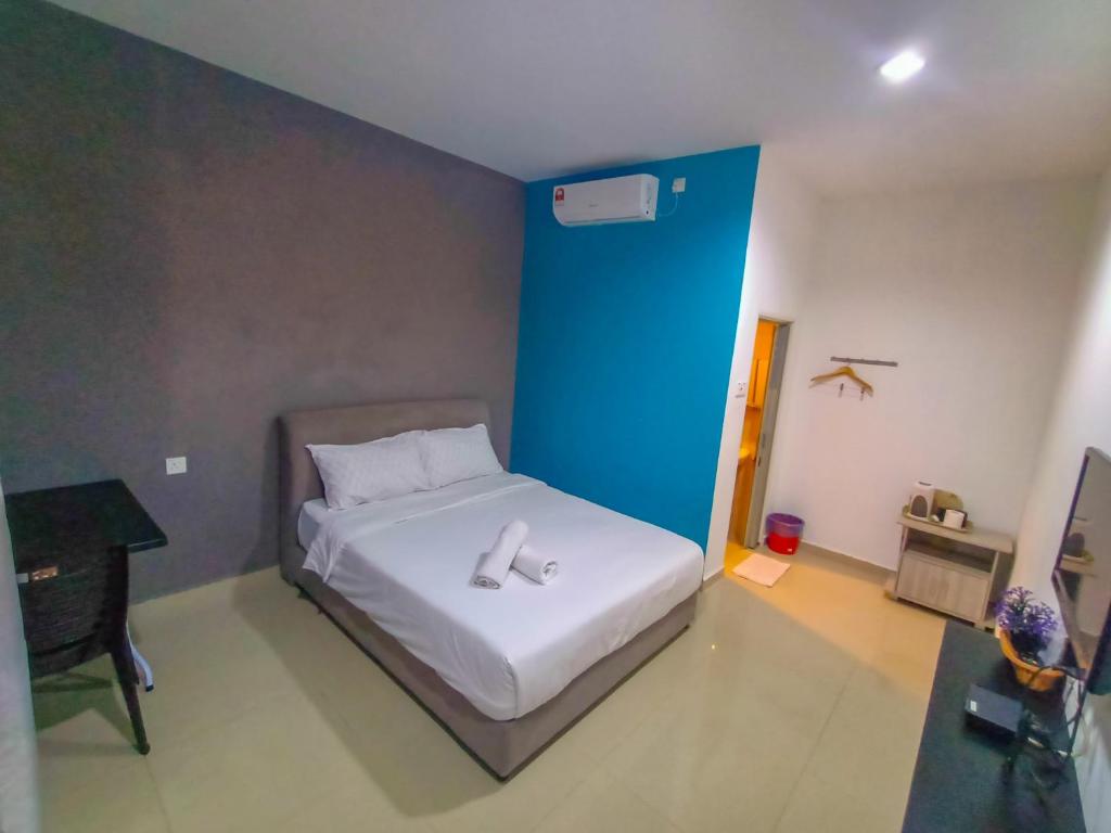 Un pat sau paturi într-o cameră la Bonda Room Stay Langkawi