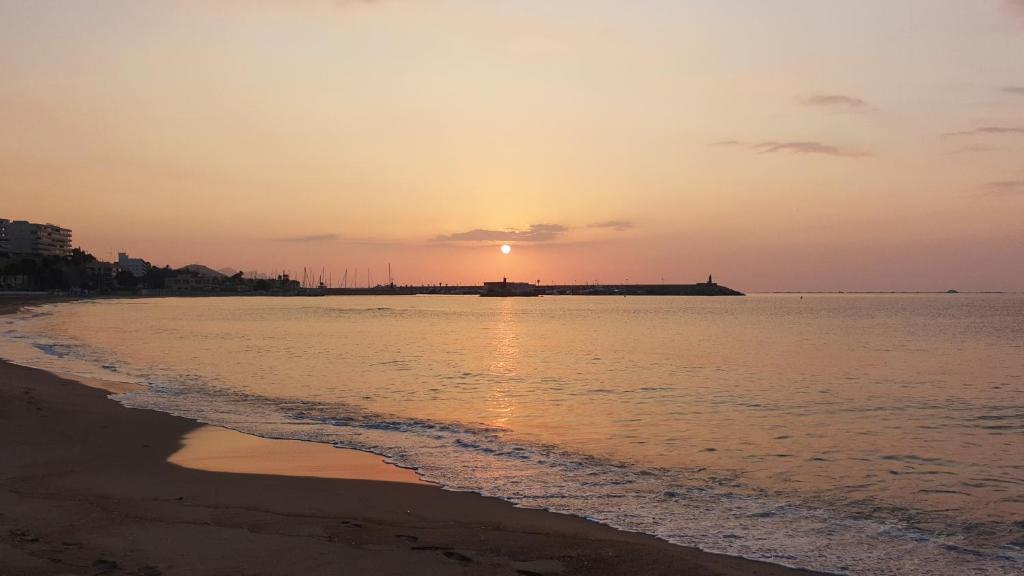 - un coucher de soleil sur la plage dans l'établissement Holiday Sorolla, à La Vila Joiosa