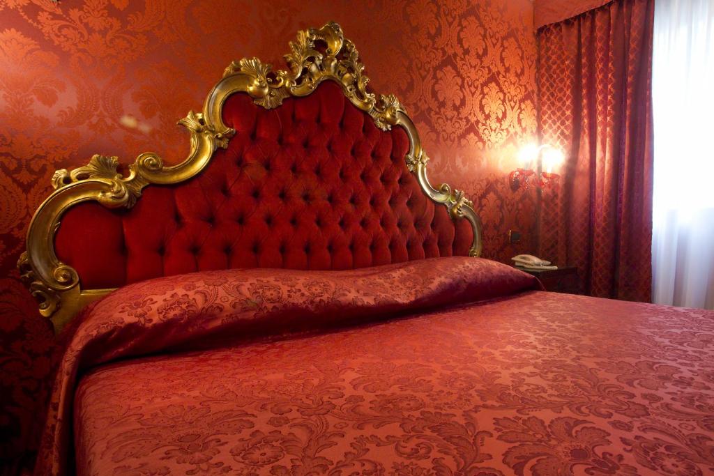 Postel nebo postele na pokoji v ubytování Hotel Noemi