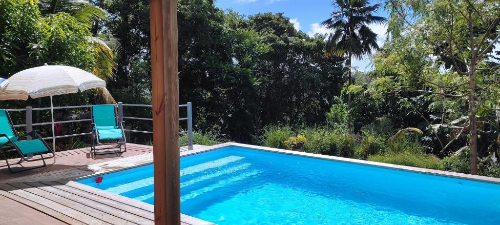 Bazén v ubytování Noukatchimbe Bungalow avec piscine partagée pour 2 à 4 personnes nebo v jeho okolí