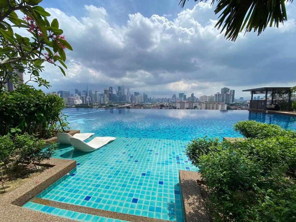 uma piscina com vista para a cidade em Datum Jelatek Sky Residence KLCC SkyRing Linked to LRT and Mall em Kuala Lumpur