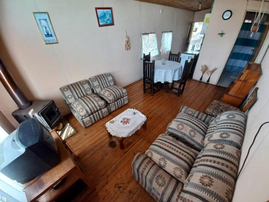 ein Wohnzimmer mit einem Sofa und einem Tisch in der Unterkunft Cabañas Matanzas Noemi in Boca Pupuya