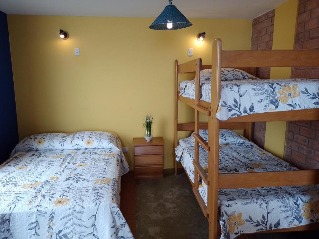 Arica的住宿－Arica Surf & Beach House，一间卧室配有两张双层床和一盏灯。