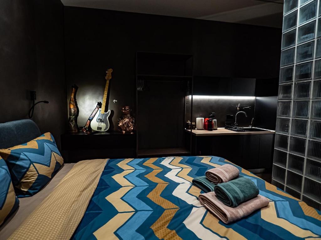 Łóżko lub łóżka w pokoju w obiekcie ROOM 11 Aristotelous Thessaloniki and-Mykonos