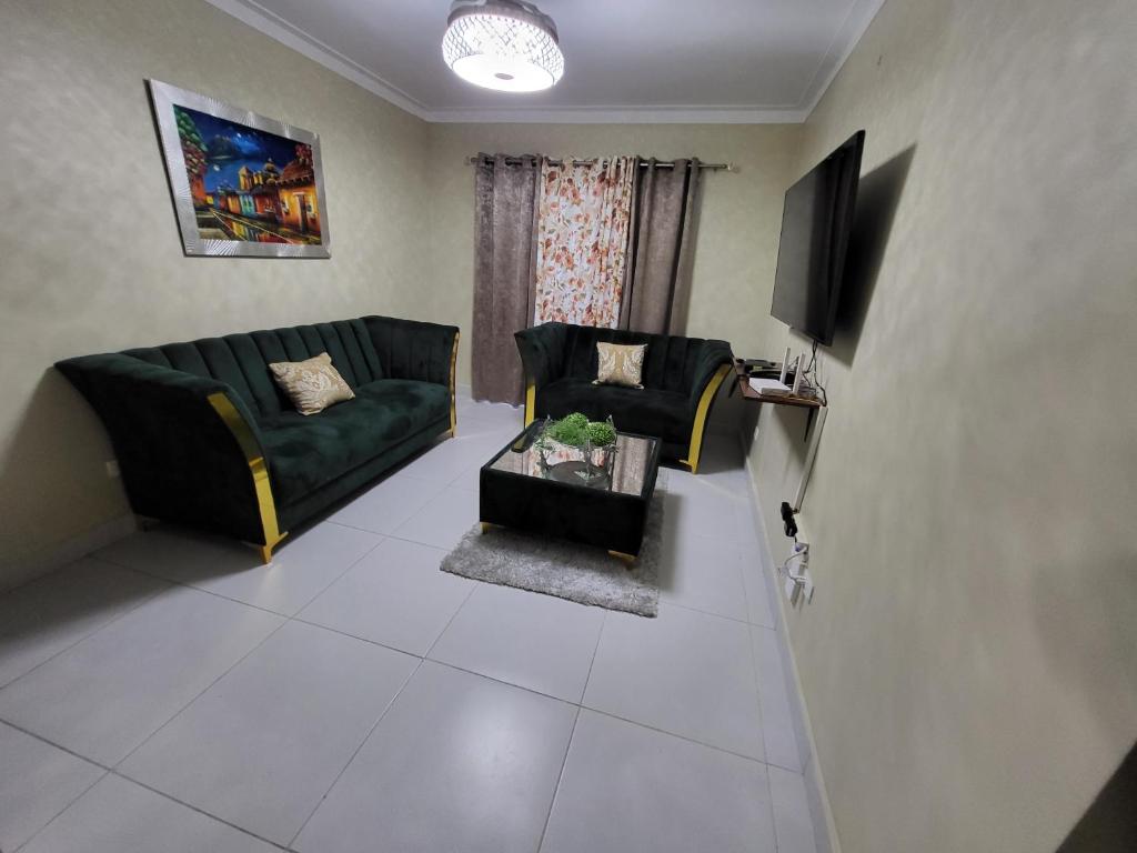 uma sala de estar com um sofá e uma televisão em Hermoso y comodo apartamento em Santiago de los Caballeros