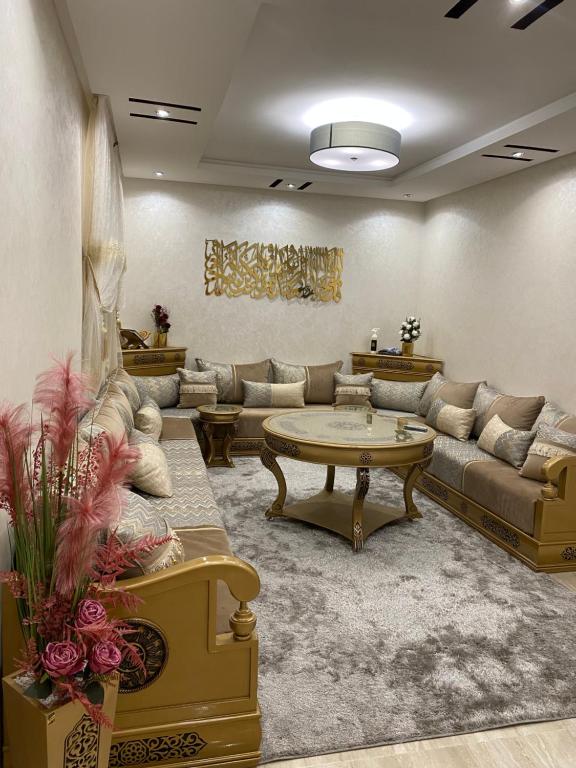 马拉喀什Appartement a loué pour les familles的带沙发和咖啡桌的客厅