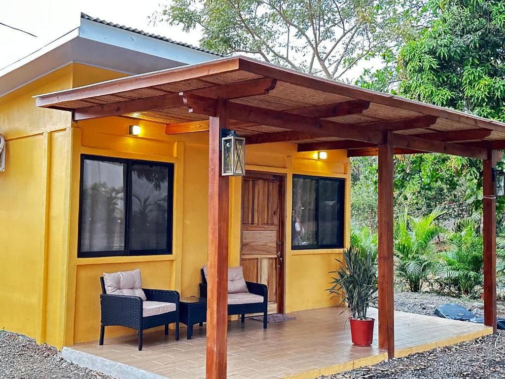 eine Pergola auf einer Veranda eines Hauses in der Unterkunft Casa CAXTUS in Brasilito