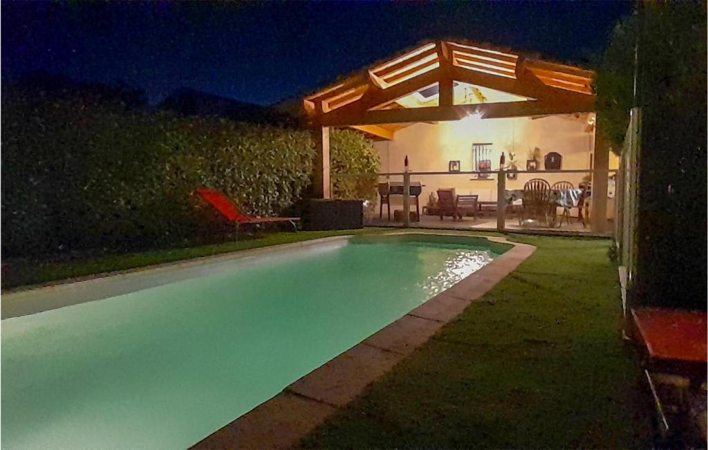 een zwembad voor een huis 's nachts bij Awesome Home In Rochefort Du Gard With 4 Bedrooms, Wifi And Outdoor Swimming Pool in Rochefort-du-Gard