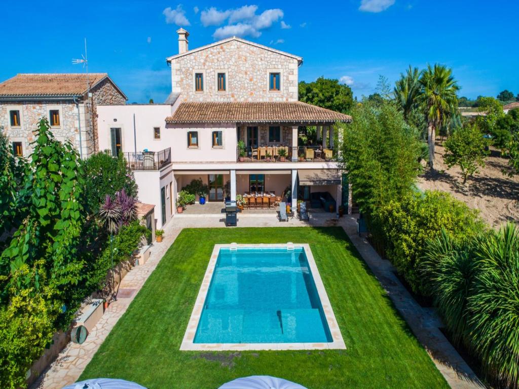 6 bedroom luxury villa just 10 minutes from the playa
