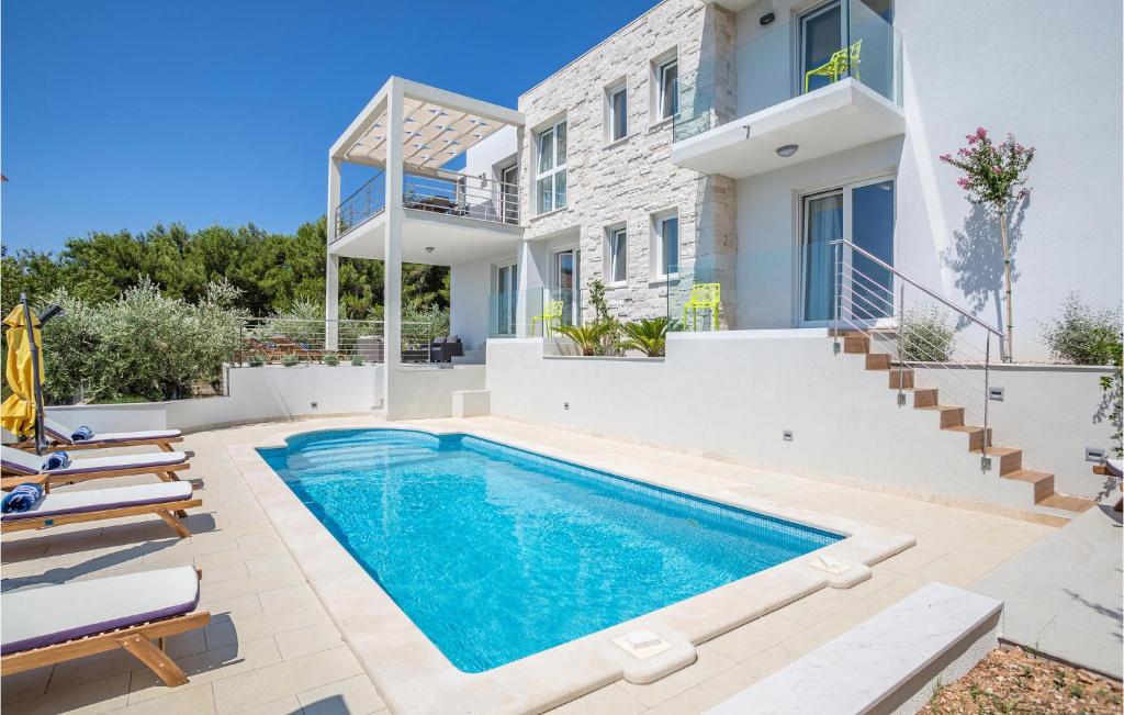 une image d'une villa avec une piscine dans l'établissement Stunning Home In Bol With House A Mountain View, à Bol