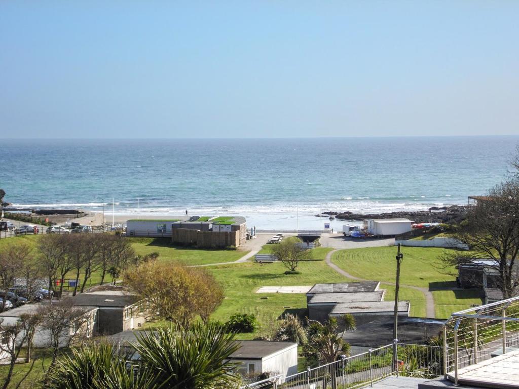 een uitzicht op het strand en de oceaan bij Seanicview Villa in Saint Martin