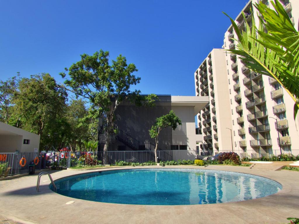 una piscina vacía frente a un edificio en Apartment near to Bello Horizonte Beach, en Santa Marta