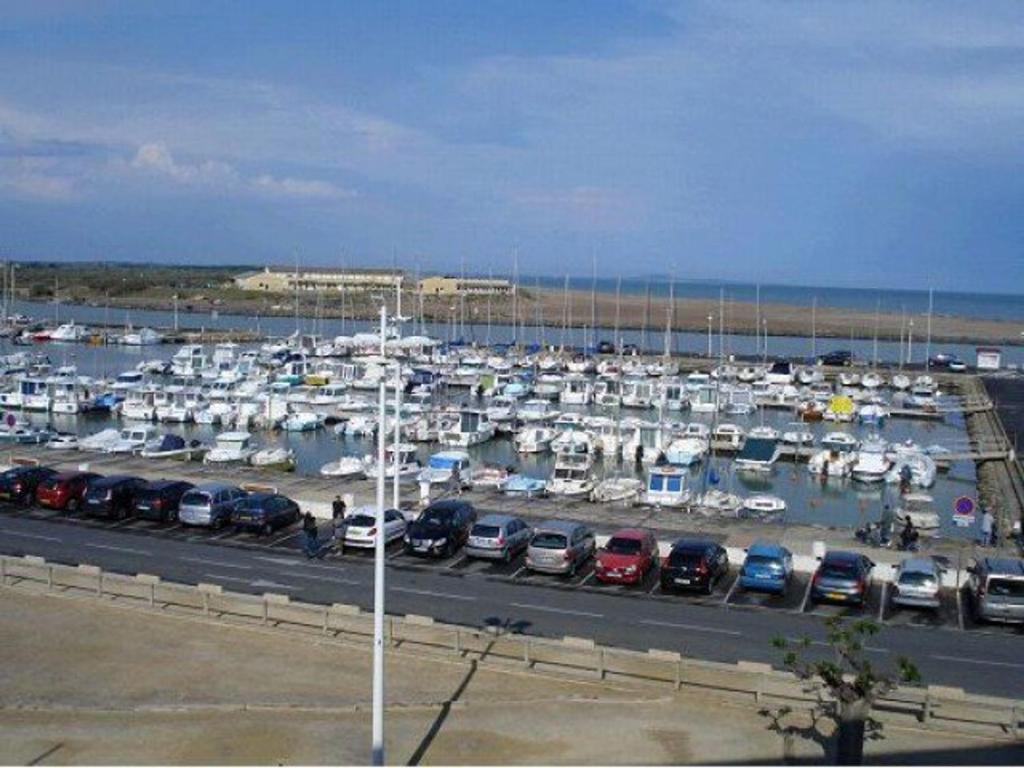 Un parking avec un tas de voitures dans un port dans l'établissement Studio Cabine Vue Mer pour 4 à Valras-Plage - FR-1-701-42, à Valras-Plage