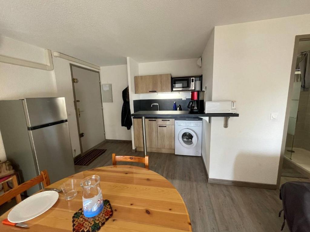 Kuchyňa alebo kuchynka v ubytovaní Appartement climatisé 4 pers, proche plage, loggia, parking sécurisé, St-Cyprien - FR-1-225D-157