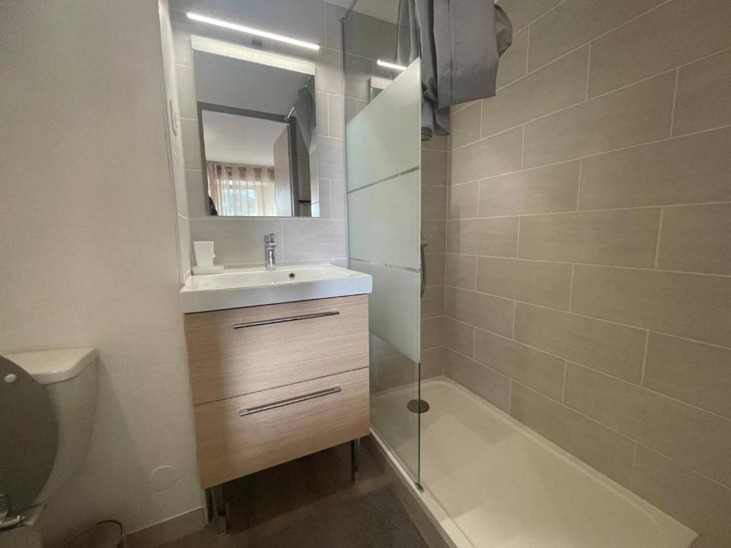 Kúpeľňa v ubytovaní Appartement climatisé 4 pers, proche plage, loggia, parking sécurisé, St-Cyprien - FR-1-225D-157