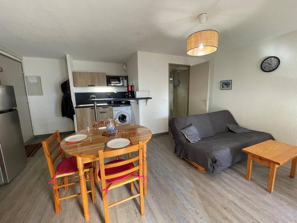 Kuchyňa alebo kuchynka v ubytovaní Appartement climatisé 4 pers, proche plage, loggia, parking sécurisé, St-Cyprien - FR-1-225D-157
