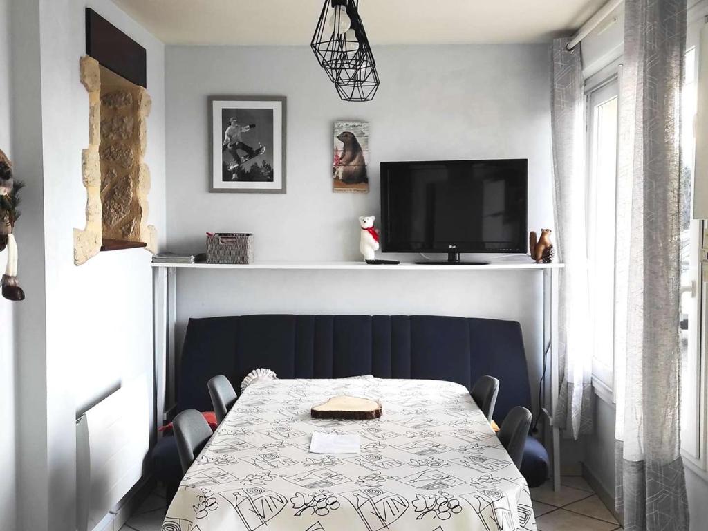 Televízia a/alebo spoločenská miestnosť v ubytovaní Appartement cosy avec parking, plein sud - 3 pièces, 7 Rue Jean Calvet - FR-1-580-84