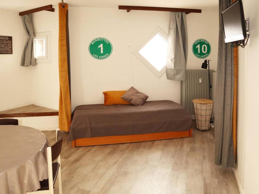 萊索爾的住宿－Studio Les Orres, 1 pièce, 4 personnes - FR-1-322-517，卧室配有一张床,墙上有标志
