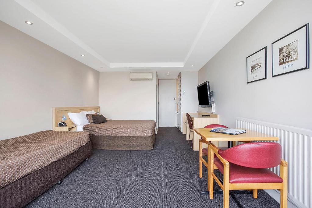 TV a/nebo společenská místnost v ubytování Richmond Henty Hotel