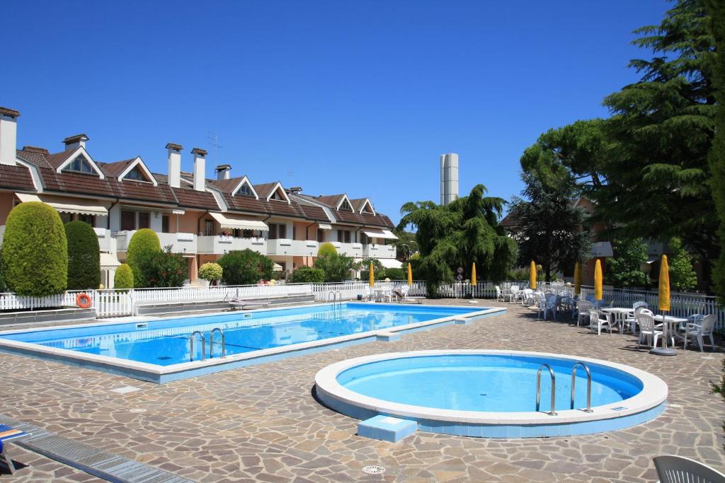Bazén v ubytování Residence Equilio Family Apartments nebo v jeho okolí