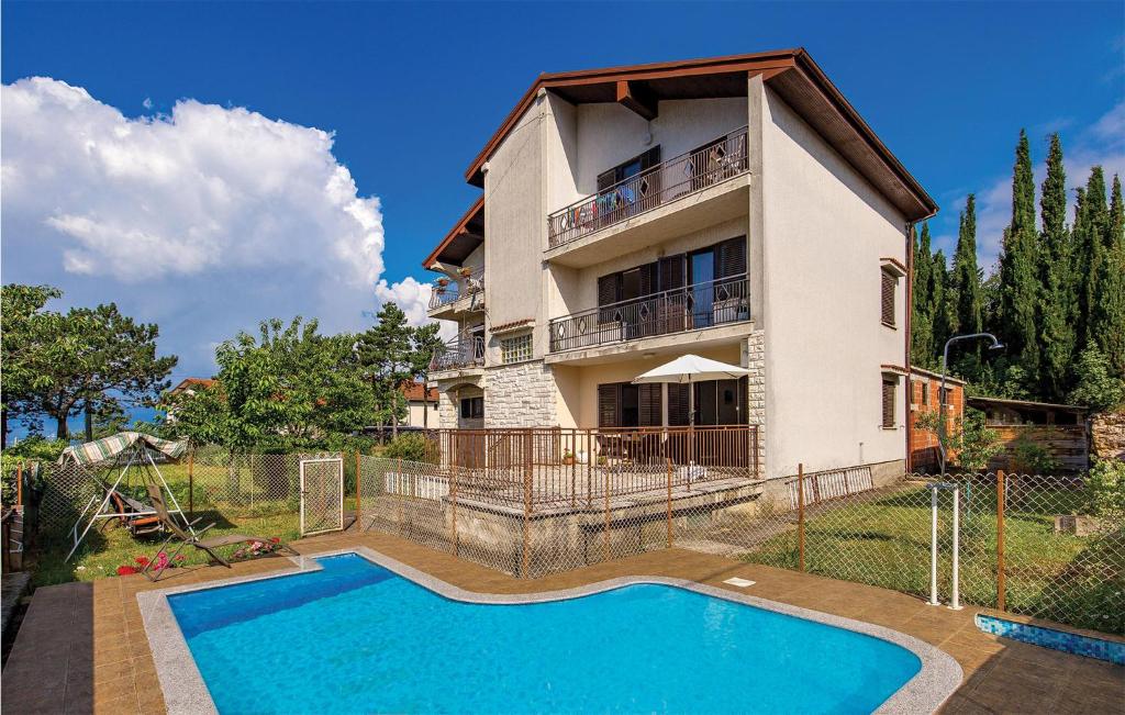 dom z basenem przed nim w obiekcie 1 Bedroom Nice Apartment In Rijeka w mieście Rijeka