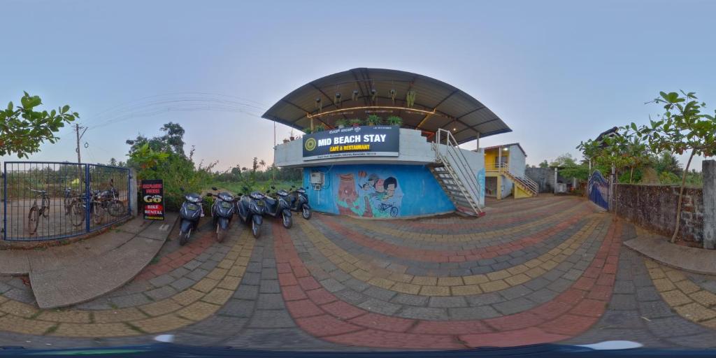 um grupo de motociclos estacionados em frente a um edifício em MID BEACH STAY Gokarna em Gokarna
