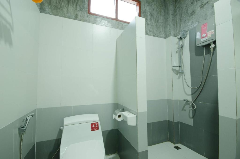 a bathroom with a shower with a toilet and a window at Haadson Resort & Koh Raham in Haad Son