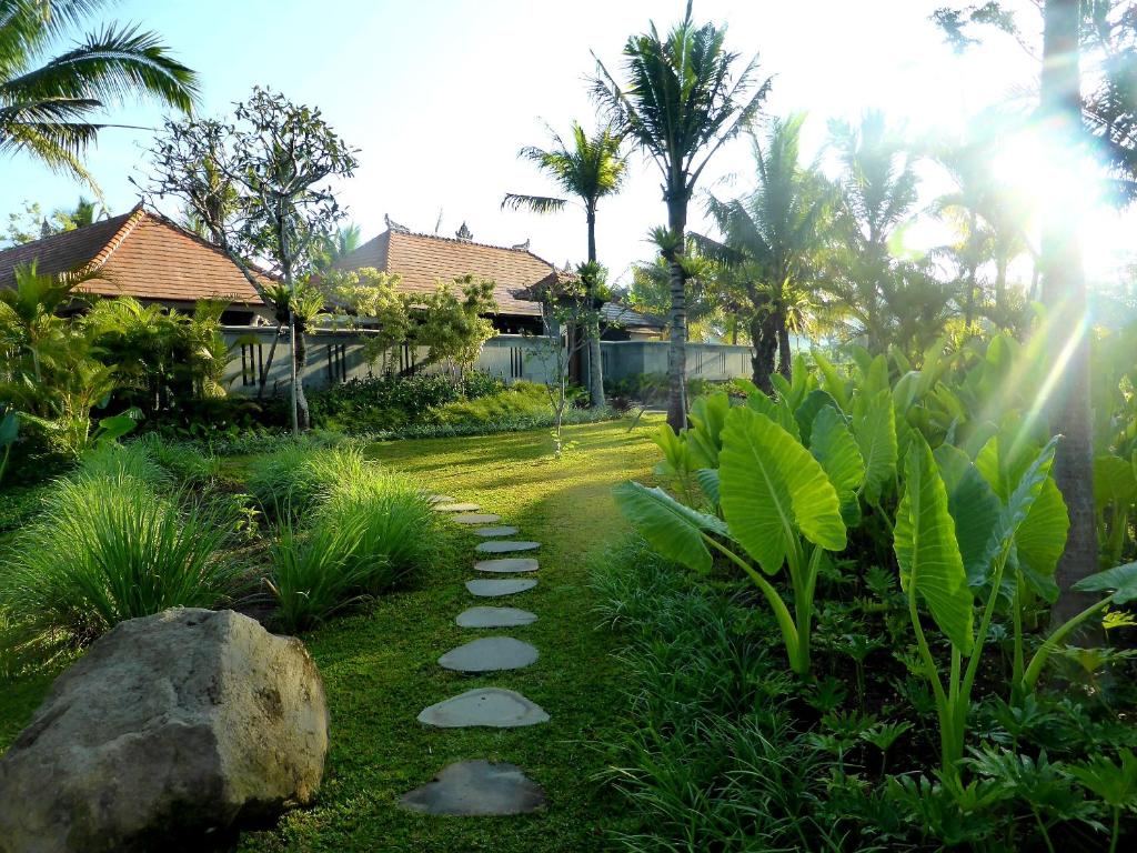 Градина пред Villa & Farm for 5, near Sidemen w/ Mt. Agung View