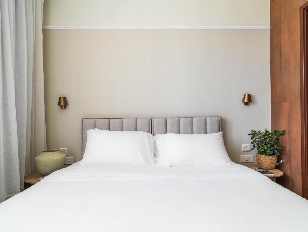 Postel nebo postele na pokoji v ubytování LIV Mackenzie Beach Suites Larnaca ADULTS ONLY
