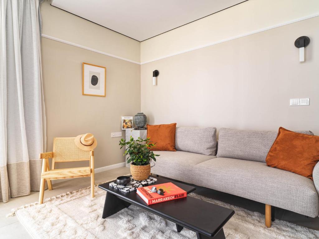 Posezení v ubytování LIV Mackenzie Beach Suites Larnaca ADULTS ONLY
